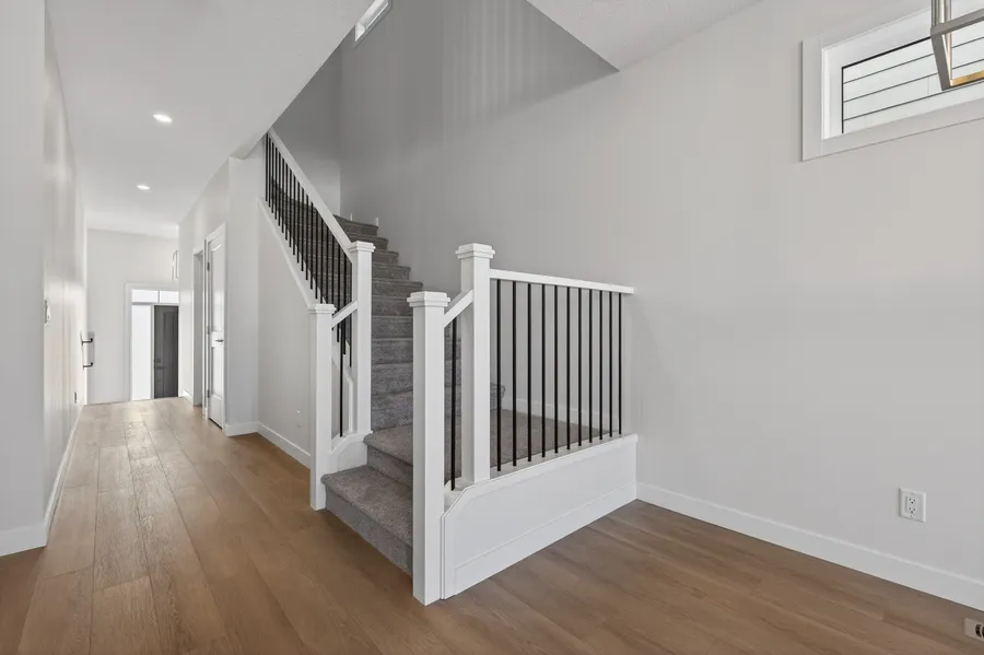 Wide staircase, upgraded railings