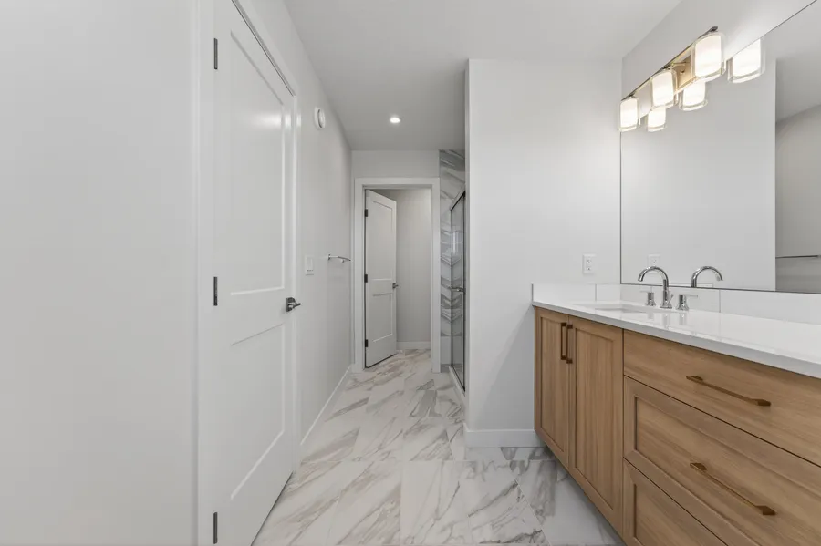 Primary ensuite, vanity