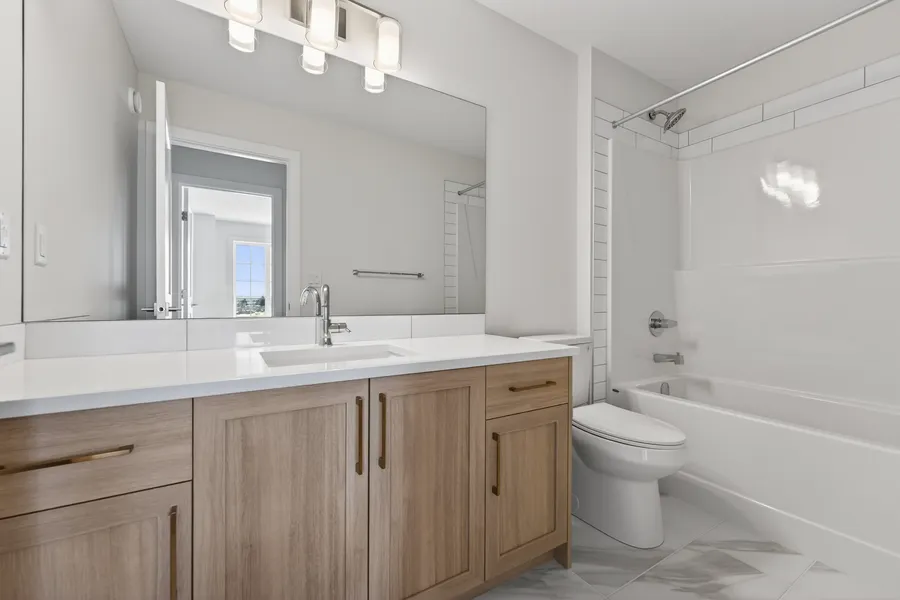 Secondary bathroom, tub and shower